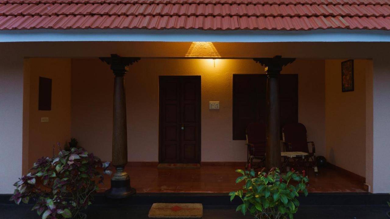 Canalview Private Cottage Azhikkal Ayiram Thengu Panmana Exterior photo