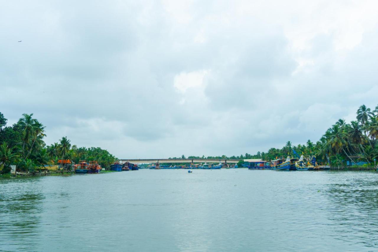 Canalview Private Cottage Azhikkal Ayiram Thengu Panmana Exterior photo